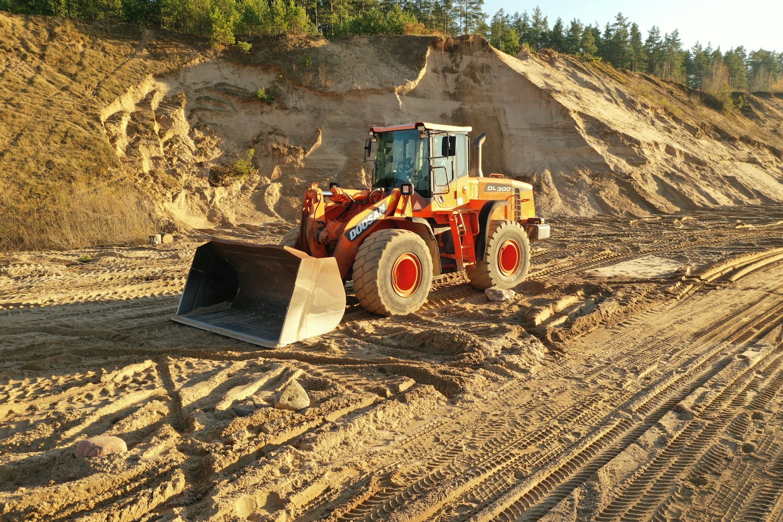 Dumper et chargeuse sur piste de carrière